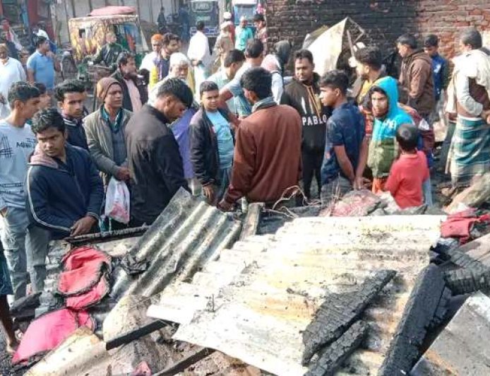 সুবর্ণচরে আগুনে পুড়লো ৬ টি দোকান