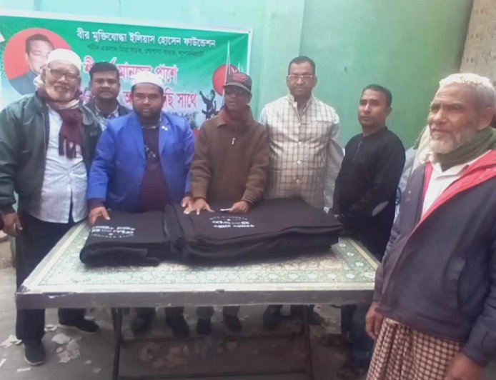 লালমনিরহাটে বীর মুক্তিযোদ্ধা ইলিয়াস ফাউন্ডেশনের শীতবস্ত্র বিতরণ