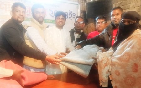 ফুরসা চুঙ্গির মোড় আদর্শ একতা ক্লাবের উদ্যোগে শীতবস্ত্র বিতরণ 