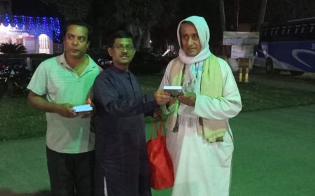 গীতা সংঘ বাংলাদেশের পক্ষ থেকে ‌ বিনামূল্যে ভক্তদের মধ্যে ‌ শ্রীমৎ ভগবত গীতা বিতরণ