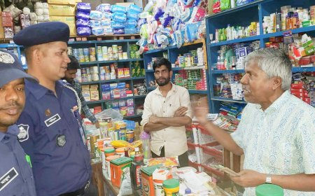 বোয়ালমারী বাজার মনিটরিংয়ে নামলেন ওসি শহিদুল ইসলাম 