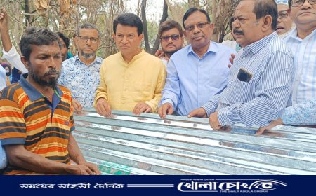 ফরিদপুরে অগ্নিকাণ্ডে ক্ষতিগ্রস্ত পাঁচটি পরিবারকে অর্থ সহায়তা দিলেন এ.কে.আজাদ