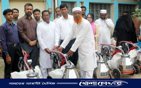 ফরিদপুরে খামারিদের মাঝে বিনামূল্যে মিল্কিং মেশিন বিতরণ