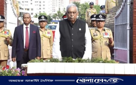 রাজারবাগ স্মৃতিস্তম্ভে শ্রদ্ধা জানালেন স্বরাষ্ট্র মন্ত্রী আসাদুজ্জামান এমপি