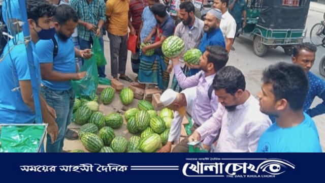 ফরিদপুরে ডা:কেএম নাহিদুল হকের উদ্যোগে স্বল্পমূলে তরমুজ,আনারস এবং গরুর মাংস বিক্রি