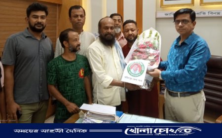 বঙ্গমাতা সাংস্কৃতিক জোটের পক্ষ থেকে জেলা প্রশাসককে ফুলের শুভেচ্ছা প্রদান