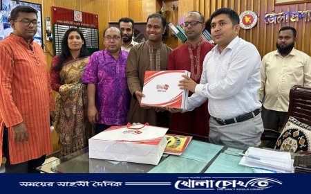 কুষ্টিয়ার জেলা প্রশাসককে বিজয় টেলিভিশনের পক্ষ থেকে ঈদ উপহার প্রদান