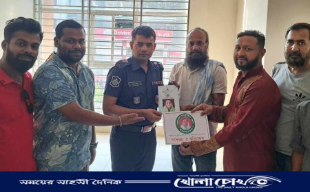 বঙ্গমাতা সাংস্কৃতিক জোটের পক্ষ থেকে পুলিশ সুপারকে বঙ্গমাতা বই প্রদান ও ফুলেল শুভেচ্ছা বিনিময়
