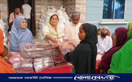 অসহায় ও দুস্থ মানুষের মধ্যে ঈদ উপহার সামগ্রী প্রদান