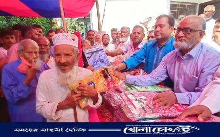 মহম্মদপুরে ঈদ উপলক্ষে দরিদ্র মানুষের মাঝে পলাশবাড়ীয়া ইউপি চেয়ারম্যানের বস্ত্র বিতরণ 