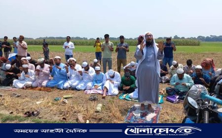 সালথায় তীব্র তাপপ্রবাহে বৃষ্টি কামনায় মাঠের মধ্যে  নামাজ আদায়