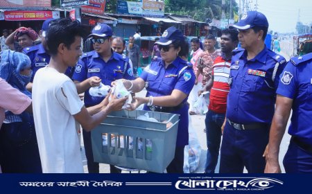 প্রচণ্ড তাপদাহে বিশুদ্ধ পানি হাতে তুলে দেন জেলা পুলিশ 