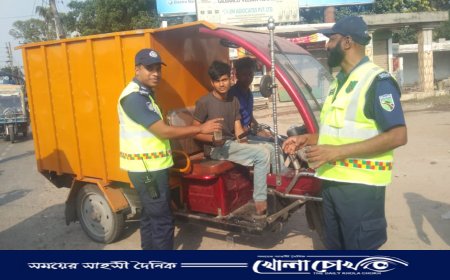 প্রচন্ড তাপদাহে তৃষ্ণার্তদের ঠান্ডা শরবত পান করাচ্ছেন হাইওয়ে পুলিশের‌ সদস্য বৃন্দ 