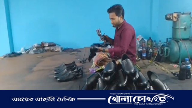 ঈদ-উল-ফিতরকে সামনে রেখে মুন্সীগঞ্জের বিভিন্ন এলাকায় জুতা তৈরীর কারখানা গুলোতে কারিগরদের নিদ্রাহীন ব্যস্ততা