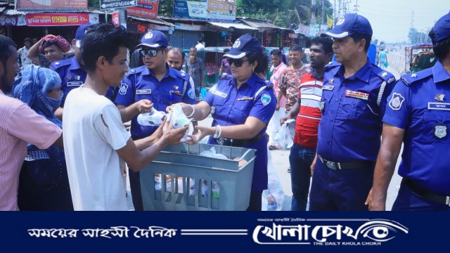 প্রচণ্ড তাপদাহে বিশুদ্ধ পানি হাতে তুলে দেন জেলা পুলিশ 