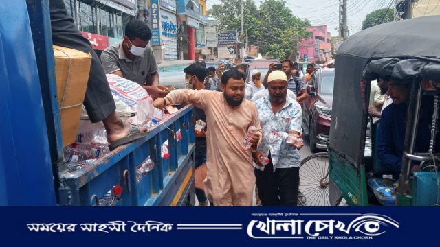 ফরিদপুর জেলা জামায়াতের উদ্যোগে বিশুদ্ধ খাবার পানি ও স্যালাইন বিতরণ 