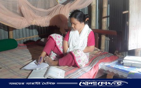 পা দিয়ে লিখে কাউনিয়ার কলি রানীর এসএসসির  জয়