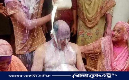 চেয়ারম্যান নির্বাচিত হয়ে দুধ দিয়ে গোসল করলেন এহসানুল হাকিম সাধন 