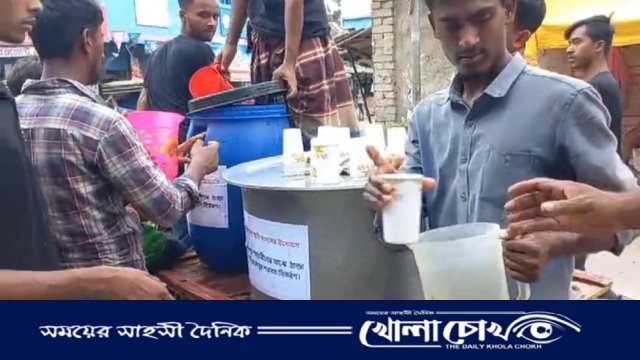 ভাঙ্গায় আবেশ স্মৃতি সংসদ এর উদ্যোগে পথচারীদের মাঝে শরবত বিতরণ