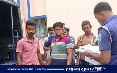 পদ্মা নদী থেকে অবৈধভাবে বালি তোলার সময় ড্রেজার সহ ২ জনকে ‌ গ্রেফতার করেছে পুলিশ 