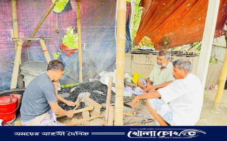 আসন্ন কোরবানিতে ব্যস্ত সময় কাটাচ্ছেন সদরপুরের কামার শিল্পীরা