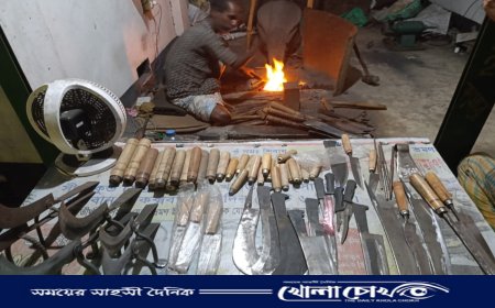 আশুলিয়ায় কোরবানির ঈদকে সামনে রেখে ব্যস্ততা বেড়েছে কামারদের