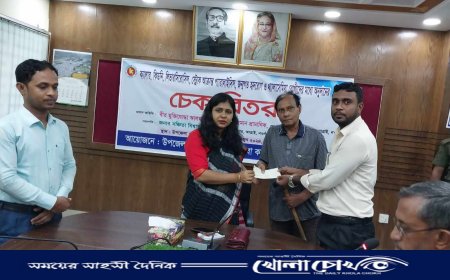 আত্রাইয়ে অনুদানের চেক বিতরণ