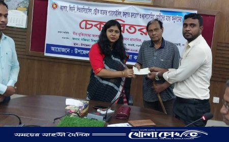 আত্রাইয়ে অনুদানের চেক বিতরণ