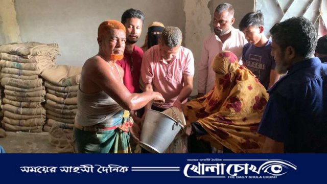সুবর্ণচরে ব্যতিক্রম ভাবে ভিজিএফের চাউল বিতরণ, প্রশংসিত চেয়ারম্যান