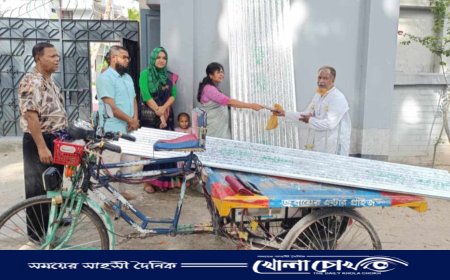 আত্রাইয়ে নগদ টাকা ও ঢেউটিন বিতরণ