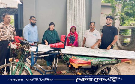 আত্রাইয়ে স্থানীয় এমপি ওমর ফারুক সুমনের সুপারিশে নগদ টাকা ও ঢেউটিন বিতরণ 