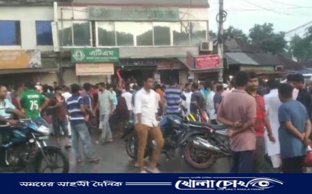 শেখ হাসিনার পদত্যাগে বোয়ালমারীতে আনন্দ মিছিল,মিষ্টি বিতরণ