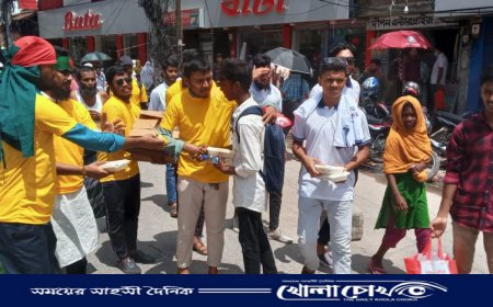 স্বেচ্ছাসেবীদের মধ্যে খাবার সামগ্রী বিতরণ করল বাংলাদেশ ইসলামী ছাত্রশিবির 