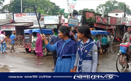 সড়কে ট্রাফিক পুলিশের ভূমিকায় স্কাউট শিক্ষার্থীরা