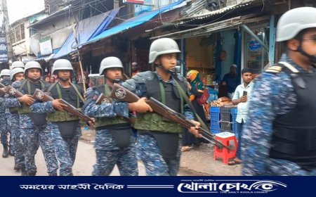 বরগুনায় মানুষের মাঝে আস্থা ফেরাতে নৌ বাহিনীর মহড়া
