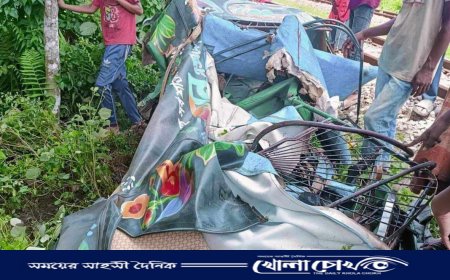 ব্রাহ্মণবাড়িয়ায় ট্রেনের ধাক্কায় দুমড়ে-মুচড়ে গেছে অটোরিকশা 