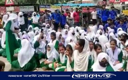 শিক্ষার্থীদের এক দফা দাবিতে যশোর-মাগুরা মহা সড়ক অবরোধ