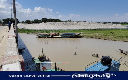 ফরিদপুরে রাত নামলেই শুরু হয় পদ্মা নদী থেকে বালু লুটের উৎসব