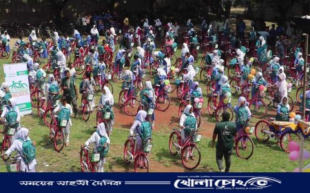 নওগাঁয় একশত ছাত্রীদের মাঝে বাইসাইকেল ও শিক্ষাউপকরণ বিতরণ 