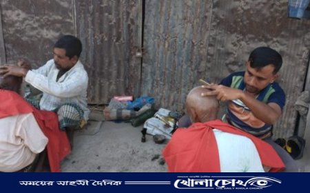 পিড়িতে বসে এখন আর চুল-দাঁড়ি কাটতে চায়না মানুষ, নরসুন্দরদের বেহাল দশা