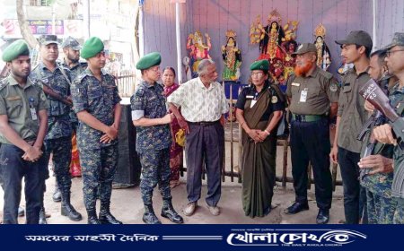 মাগুরায় শারদীয় দুর্গাপূজা মন্ডপ পরিদর্শন করেন ২৯ বিএন অধিনায়ক