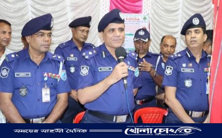 “শারদীয় দুর্গা পূজার মহানবমীতে বিভিন্ন পূজা মন্ডপ পরিদর্শন করলেন ঢাকা রেঞ্জের  ডিআইজি