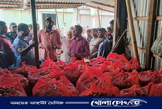 নগরকান্দা উপজেলার পেঁয়াজের আড়তে বিশেষ টাস্কফোর্স ও ভোক্তা অধিদপ্তরের অভিযান