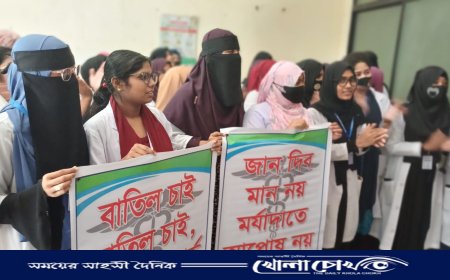 ফরিদপুরে চার দফা দাবি আদায়ের লক্ষ্যে একাডেমিক ও   প্রশাসনিক ভবনে তালা লাগিয়ে দিয়েছে ম্যাটসের শিক্ষার্থীরা