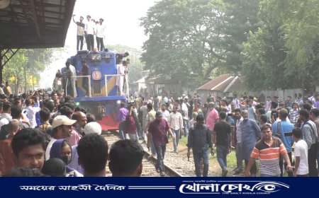 কুমারখালীতে ঢাকাগামী ট্রেন স্টপেজের দাবীতে মানববন্ধন ও অবরোধ 