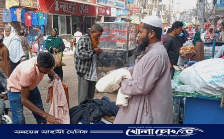 ফরিদপুরে শীত আসতে না আসতেই শুরু হয়েছে ফুটপাতে পুরাতন কাপড় বিক্রি 