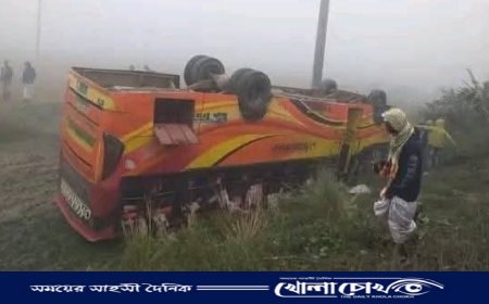 নওগাঁয় ঘন কুশায় বাস উল্টে নিহত ৩, আহত ১০