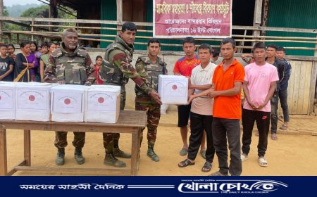 কুকিচিং তান্ডবে ক্ষতিগ্রস্ত পরিবারকে বড় দিন পালনের খাদ্যসামগ্রী দিল সেনাবাহিনীর