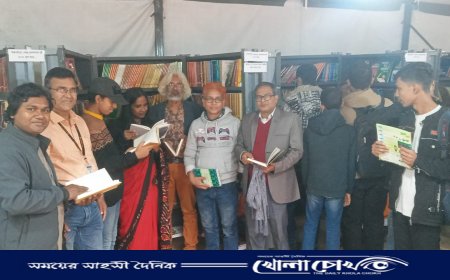 বিভিন্ন বয়সী পাঠকের আগমনে জমজমাট ভ্রাম্যমাণ বইমেলা