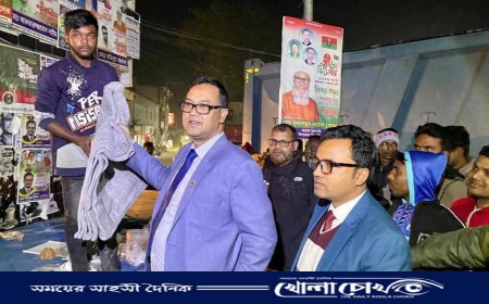 রাতের আঁধারে কম্বল নিয়ে শীতার্তদের পাশে নওগাঁর ডিসি